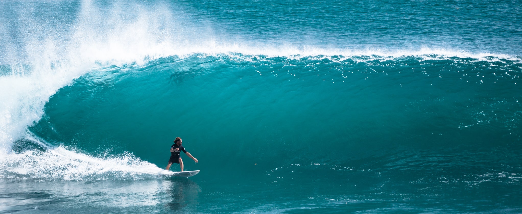 Surfer in einer brechenden Tube-Welle