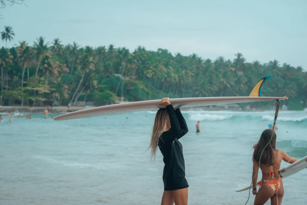 a Kima guest with a longboard, ready to ride Easy Right