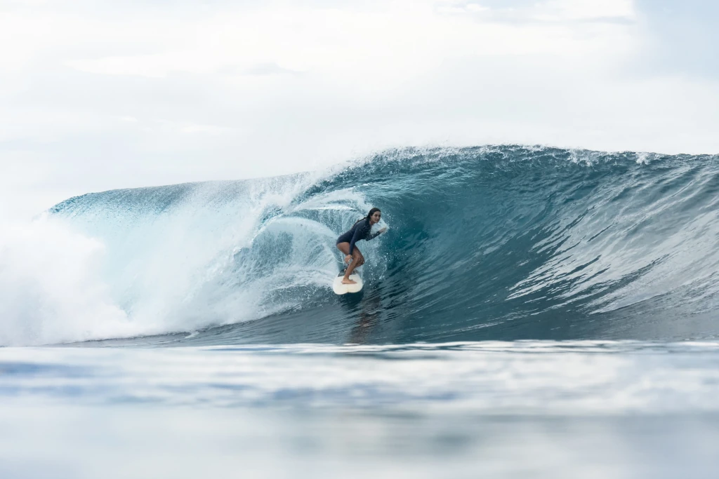 Giada surfing in the barrel in the wave